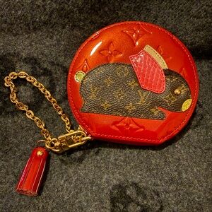 LOUIS VUITTON Vernis Animania Lapin Bunny Round Wristlet Purse Pomme D'Amour